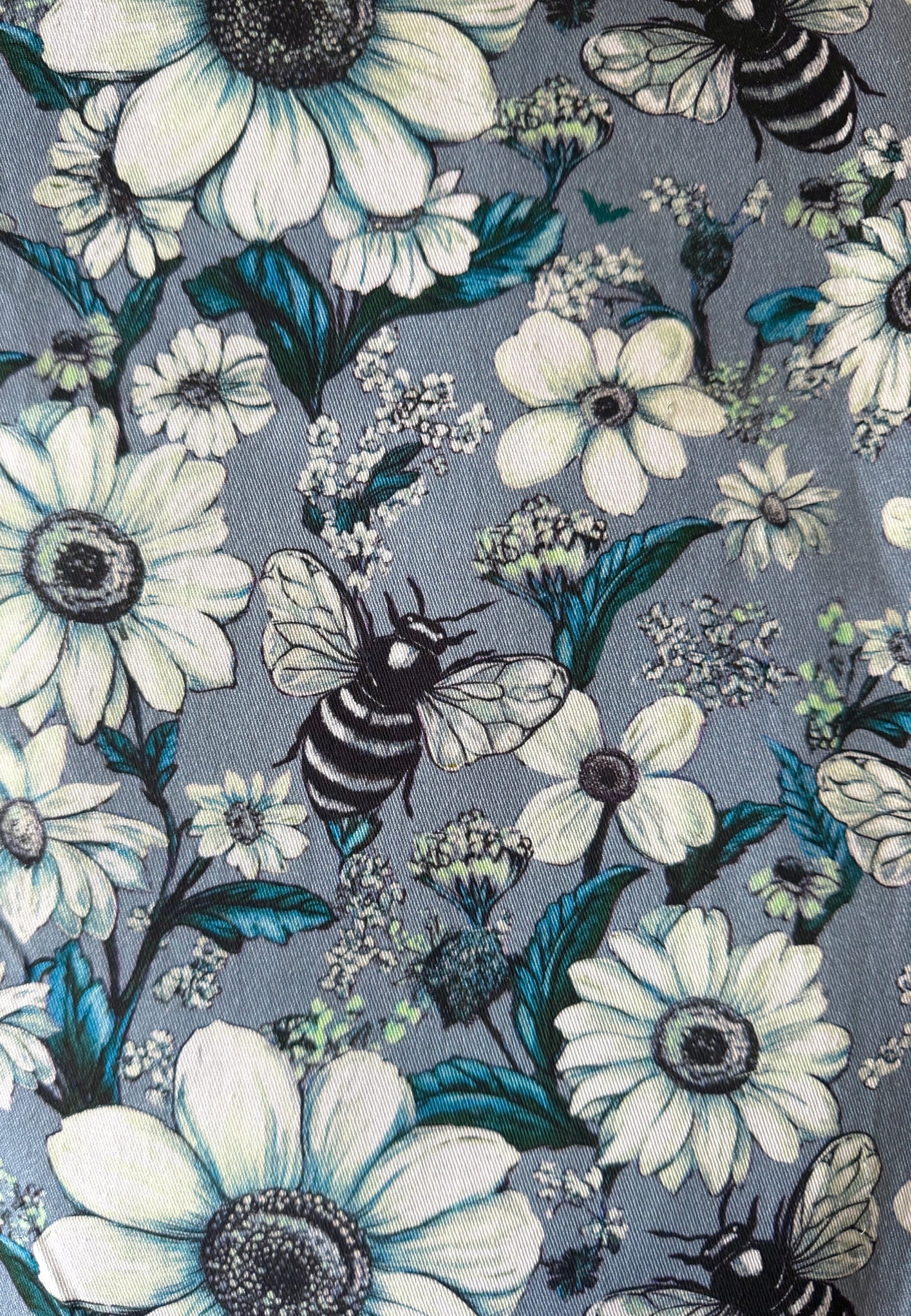 Daisy Bees Stretch Cotton Fabric Remnants.